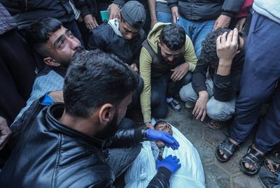 Relatives of the Palestinians who died as a result of Israeli attack on Deir al-Balah attend the funeral prayer after bodies were taken from the al-Aqsa Martyrs Hospital for burial in Deir al-Balah, Gaza-stock-foto