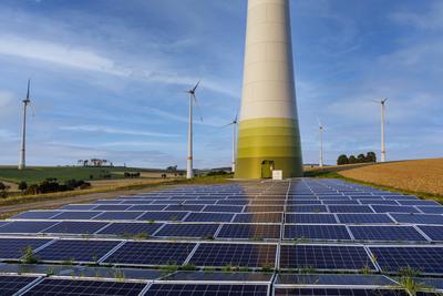 Photovoltaikanlage an den Freifl?chen vor Windkraftanlagen im Windpark Lichtenau *** Photovoltaic system on the open sp-stock-foto