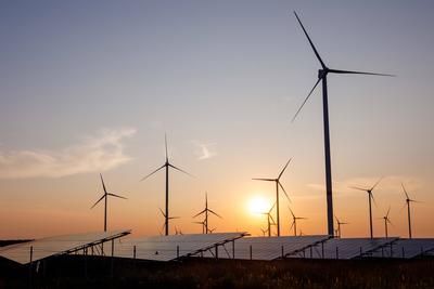 Energiepark Lausitz bei Klettwitz DEU/Deutschland/Brandenburg/Klettwitz, 11.07.2023, Solaranlagen und Windraeder sind im-stock-foto