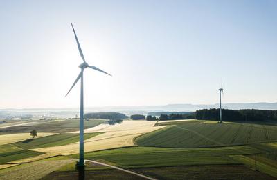Windkraftanlagen bei blauem Himmel und Morgenlicht. Rottweil Baden-W?rttemberg Deutschland *** Wind turbines under blue-stock-foto