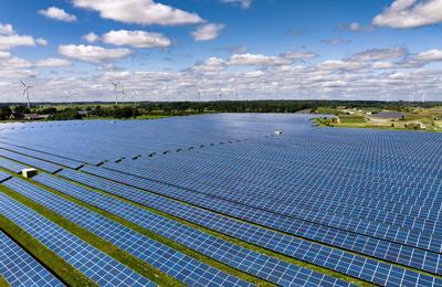 Solarenergie Solarmodule stehen in Reihen in einem Solarkraftwerk. Die Photovoltaik-Anlage wandelt Sonnenenergie in saub-stock-foto
