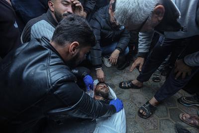 Relatives of the Palestinians who died as a result of Israeli attack on Deir al-Balah attend the funeral prayer after bodies were taken from the al-Aqsa Martyrs Hospital for burial in Deir al-Balah, Gaza-stock-foto