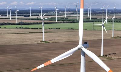 Windpark Nauen, 15.08.2023 - Windmuehle in einem Windpark. Nauen Brandenburg Deutschland *** Nauen wind farm, 15 08 2023-stock-foto