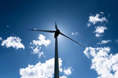 Eine Windkraftanlage des Unternehmens Enercon ist bei Sonnenschein im Gegenlicht als Silhouette zu sehen. B?singen Baden-stock-foto