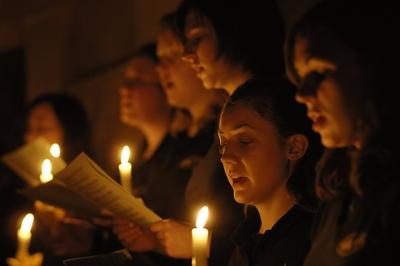 Jugendchor der Evangelischen Luthergemeinde Karlsruhe singt im Kerzenlicht in der Osternacht in Karlsruhe-stock-foto