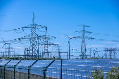 Symbolbild Strom und Energie Deutschland, Wustermark (Brandenburg): Hochspannungsmast, Windr?der und Photovoltaik Farm.-stock-foto