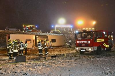 Schwerer Verkehrsunfall: Bus rutscht B?schung hinab ? Rettungskr?fte im Gro?einsatz ? Mehrere Verletzte sowie eingeklemmte Person-stock-foto