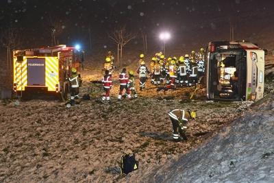 Schwerer Verkehrsunfall: Bus rutscht B?schung hinab ? Rettungskr?fte im Gro?einsatz ? Mehrere Verletzte sowie eingeklemmte Person-stock-foto