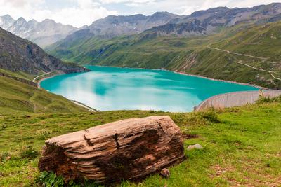 Lac de Moiry reservoir in summer Spectacular view on the Lac de Moiry in the Pennine Alps on a cloudy summer day. Grimen-stock-photo