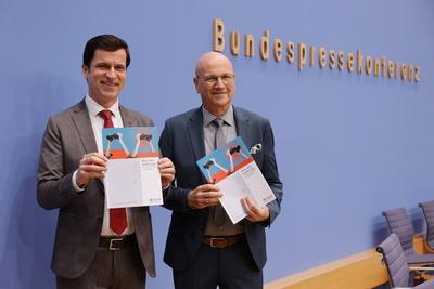 Dr. Andr? Berghegger, Hauptgesch?ftsf?hrer des Deutschen St?dte- und Gemeindebundes (DStGB), Dr. Uwe Brandl, Pr?sident d-stock-foto