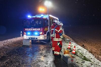 Schwerer Verkehrsunfall: Bus rutscht B?schung hinab ? Rettungskr?fte im Gro?einsatz ? Mehrere Verletzte sowie eingeklemmte Person-stock-foto