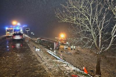 Schwerer Verkehrsunfall: Bus rutscht B?schung hinab ? Rettungskr?fte im Gro?einsatz ? Mehrere Verletzte sowie eingeklemmte Person-stock-foto
