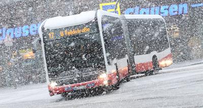 Wintereinbruch in Hamburg. Am Freitagvormittag gab es phasenweise heftigen Schneefall in der Hansestadt. Ein Bus der Lin-stock-foto