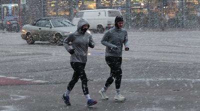 Wintereinbruch in Hamburg. Am Freitagvormittag gab es phasenweise heftigen Schneefall in der Hansestadt. Zwei Jogerinnen-stock-foto