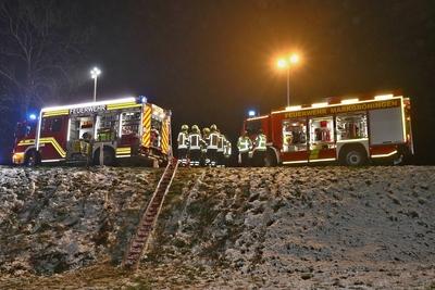 Schwerer Verkehrsunfall: Bus rutscht B?schung hinab ? Rettungskr?fte im Gro?einsatz ? Mehrere Verletzte sowie eingeklemmte Person-stock-foto