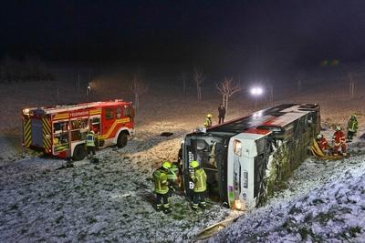 Schwerer Verkehrsunfall: Bus rutscht B?schung hinab ? Rettungskr?fte im Gro?einsatz ? Mehrere Verletzte sowie eingeklemmte Person-stock-foto