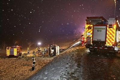 Schwerer Verkehrsunfall: Bus rutscht B?schung hinab ? Rettungskr?fte im Gro?einsatz ? Mehrere Verletzte sowie eingeklemmte Person-stock-foto