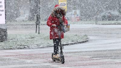 Wintereinbruch in Hamburg. Am Freitagvormittag gab es phasenweise heftigen Schneefall in der Hansestadt. Eine Frau passi-stock-foto