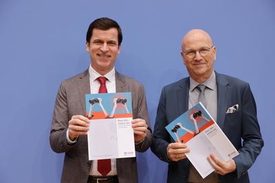 Dr. Andr? Berghegger, Hauptgesch?ftsf?hrer des Deutschen St?dte- und Gemeindebundes (DStGB), Dr. Uwe Brandl, Pr?sident d-stock-foto