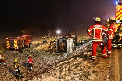 Schwerer Verkehrsunfall: Bus rutscht B?schung hinab ? Rettungskr?fte im Gro?einsatz ? Mehrere Verletzte sowie eingeklemmte Person-stock-foto
