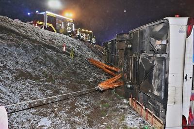 Schwerer Verkehrsunfall: Bus rutscht B?schung hinab ? Rettungskr?fte im Gro?einsatz ? Mehrere Verletzte sowie eingeklemmte Person-stock-foto