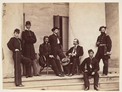 Brigadier General Gustavus A. DeRussy and Staff on Steps of Arlington House, Arlington, Virginia May 1864 Alexander Gard-stock-foto