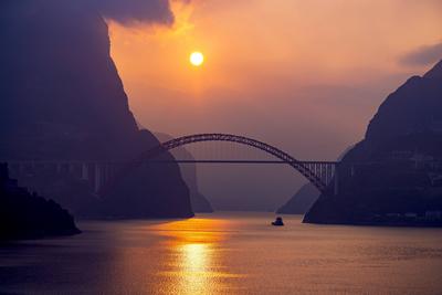 Yangtze River Sunrise YICHANG, CHINA - NOVEMBER 10, 2024 - Ships sail along the Xiling Gorge Estuary of the Three Gorges-stock-foto