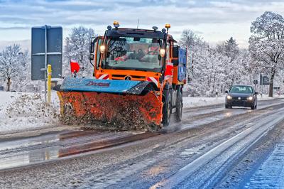 Achtung Glatteis , der Winterdienst ist im vollen Einsatz.-stock-foto