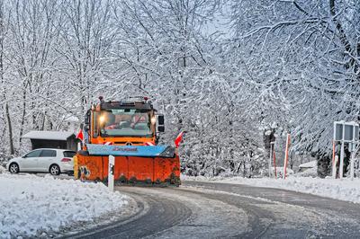 Achtung Glatteis , der Winterdienst ist im vollen Einsatz.-stock-foto
