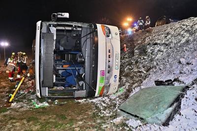 Schwerer Verkehrsunfall: Bus rutscht B?schung hinab ? Rettungskr?fte im Gro?einsatz ? Mehrere Verletzte sowie eingeklemmte Person-stock-foto