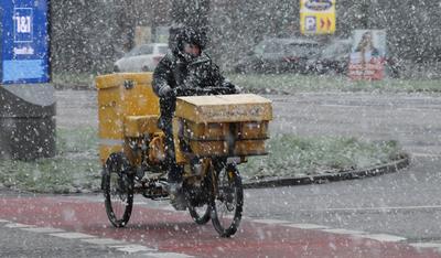 Wintereinbruch in Hamburg. Am Freitagvormittag gab es phasenweise heftigen Schneefall in der Hansestadt. Ein Briefzustel-stock-foto