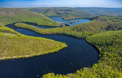Luftbild, Fluss Rur und Urfttalsperre Urftsee, Fernsicht Waldgebiet H?gel und T?ler, Nordeifel Nationalpark Eifel, Rurbe-stock-foto