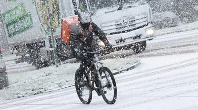 Wintereinbruch in Hamburg. Am Freitagvormittag gab es phasenweise heftigen Schneefall in der Hansestadt. Ein Kurier von-stock-foto