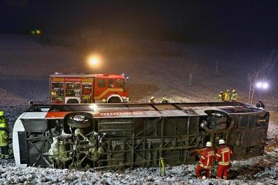 Schwerer Verkehrsunfall: Bus rutscht B?schung hinab ? Rettungskr?fte im Gro?einsatz ? Mehrere Verletzte sowie eingeklemmte Person-stock-foto