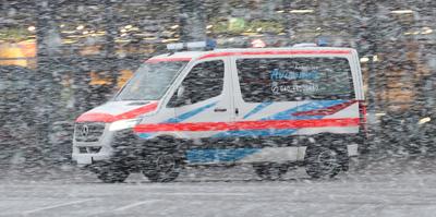 Wintereinbruch in Hamburg. Am Freitagvormittag gab es phasenweise heftigen Schneefall in der Hansestadt. Ein Rettungswag-stock-foto