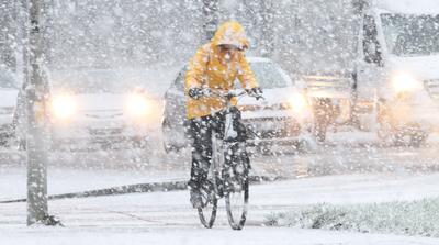 Wintereinbruch in Hamburg. Am Freitagvormittag gab es phasenweise heftigen Schneefall in der Hansestadt. Eine Frau passi-stock-foto