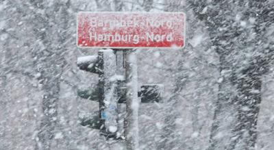 Wintereinbruch in Hamburg. Am Freitagvormittag gab es phasenweise heftigen Schneefall in der Hansestadt. V?llig verschne-stock-foto