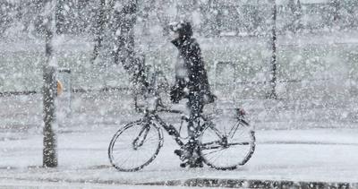 Wintereinbruch in Hamburg. Am Freitagvormittag gab es phasenweise heftigen Schneefall in der Hansestadt. Ein Fahrradfahr-stock-foto