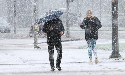 Wintereinbruch in Hamburg. Am Freitagvormittag gab es phasenweise heftigen Schneefall in der Hansestadt. Passanten passi-stock-foto