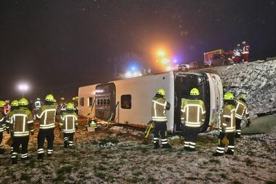 Schwerer Verkehrsunfall: Bus rutscht B?schung hinab ? Rettungskr?fte im Gro?einsatz ? Mehrere Verletzte sowie eingeklemmte Person-stock-foto