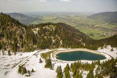 Blick auf den Speichersee Garland am Berg Brauneck in Lenggries ( Bayern ). Der See entstand im Jahr 2012 in einer k?nst-stock-foto