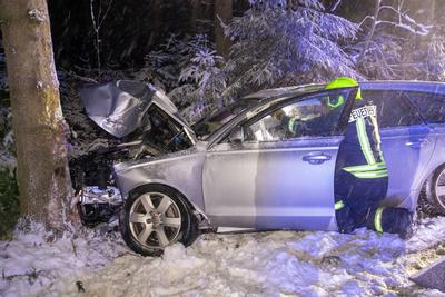 Wintereinbruch sorgt f?r Verkehrsbehinderungen und Unf?llen ? Bis zu 10 cm Neuschnee am Freitag-stock-foto
