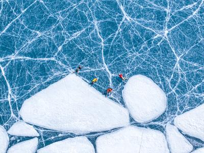 LHOKA, CHINA - JANUARY 04: Aerial view of the picturesque scenery of the frozen crystal blue Qiayangcuo Lake on January-stock-foto