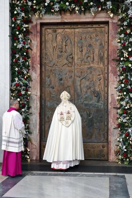 ITALY -  CARDINAL JAMES MICHAEL HARVEY OPENS THE HOLY DOOR OF THE BAILICA OF SAINT PAUL OUTSIDE THE WALLS , FOR THE JUBILEE, IN ROME  - 2025/1/5-stock-photo