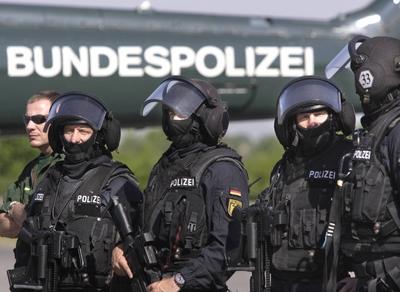 GSG 9 Spezialeinheit der Bundespolizei bei einer gemeinsame Vorfuehrung von Spezialeinheiten aus D-stock-foto