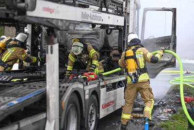 Brand eines  Autotransporters.-stock-photo