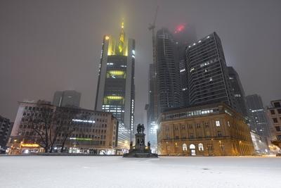 Der verschneite Rossmarkt in Frankfurt am Main-stock-foto