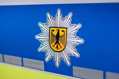 23.12.2024, Hannover, Schriftzug Logo der Bundespolizei in Nahaufnahme Niedersachsen Deutschland *** 23 12 2024, Hanover-stock-foto