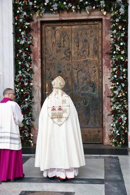 ITALY -  CARDINAL JAMES MICHAEL HARVEY OPENS THE HOLY DOOR OF THE BAILICA OF SAINT PAUL OUTSIDE THE WALLS , FOR THE JUBILEE, IN ROME  - 2025/1/5-stock-photo