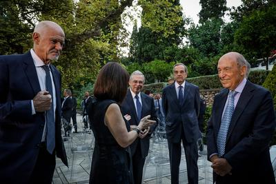 Die ehemaligen Premierminister Griechenlands Giorgos A. Papandreou (li.), Loukas Papadimos (Mitte), Antonis Samaras (2.-stock-photo